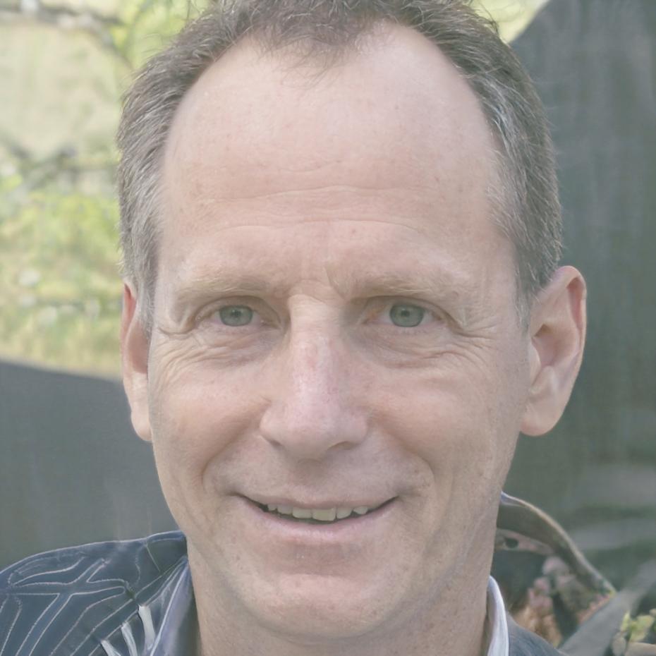 Iain Sutherland, senior financial analyst instructor